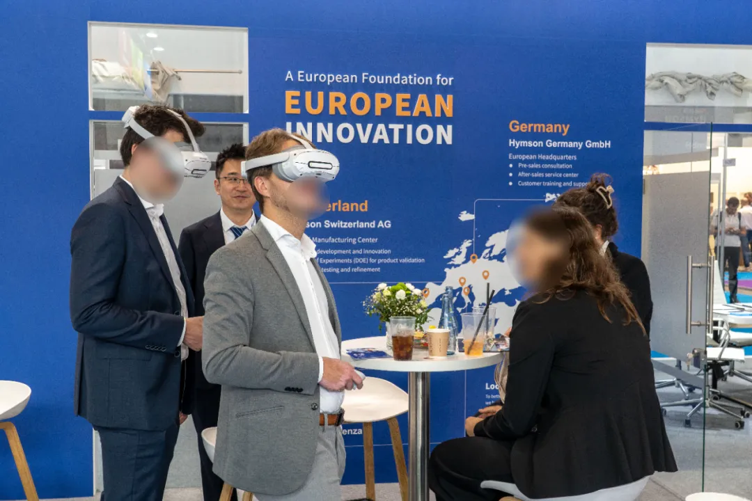 海目星還創新打造了VR智造工廠漫游系統,讓參觀者沉浸式體驗高速激光模切機、疊片電池裝配線等設備的性能參數和應用場景